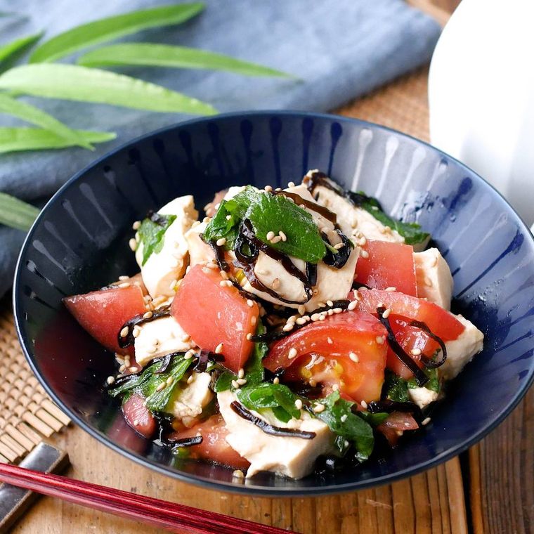 皿に盛られた豆腐とトマトの塩こんぶ和え