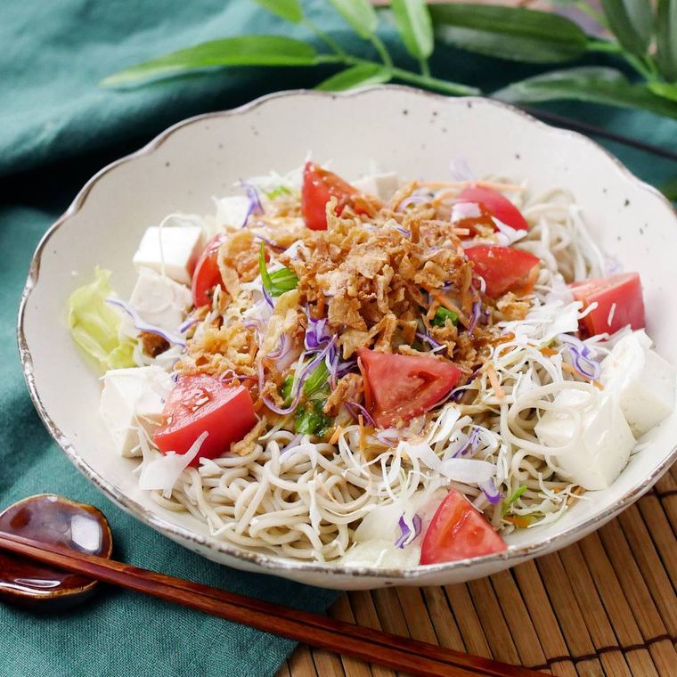 器に盛られた豆腐サラダそば