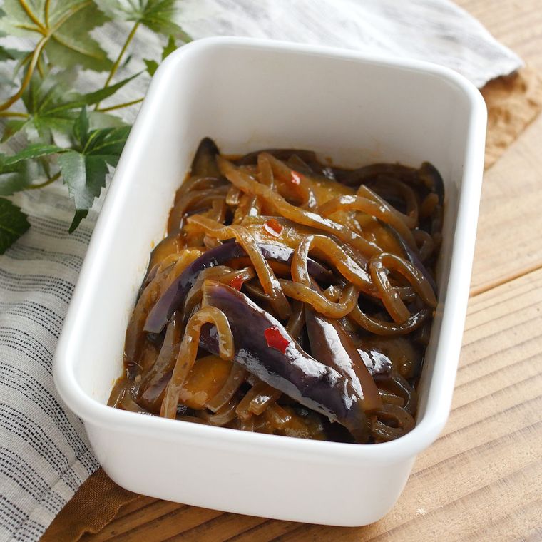 糸こんにゃくとなすをごま油で炒め、豆板醤や出し汁、醤油、みりんなどの合わせ調味料で煮絡めたピリ辛煮。