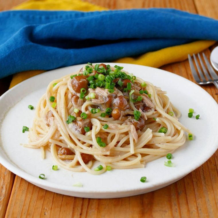白い丸皿に盛り付けたなめこの和風パスタ