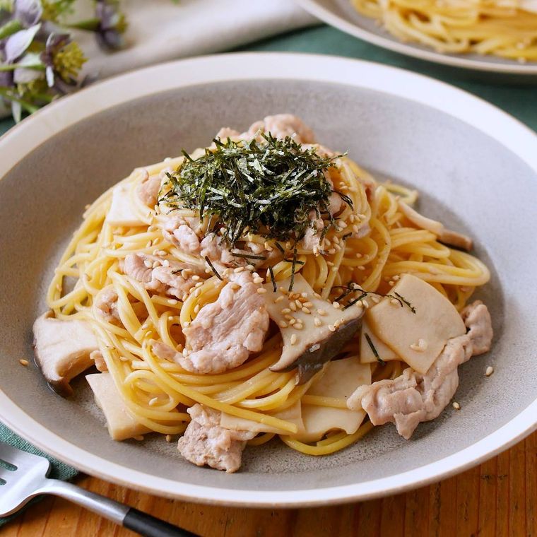 グレーの丸皿に盛り付けたエリンギと豚肉の和風パスタ