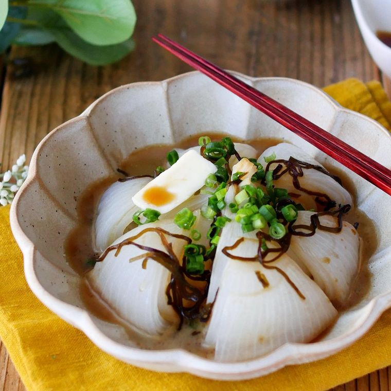 白い花の形をしたお皿に新玉ねぎの塩こんぶバター蒸しが盛られている様子