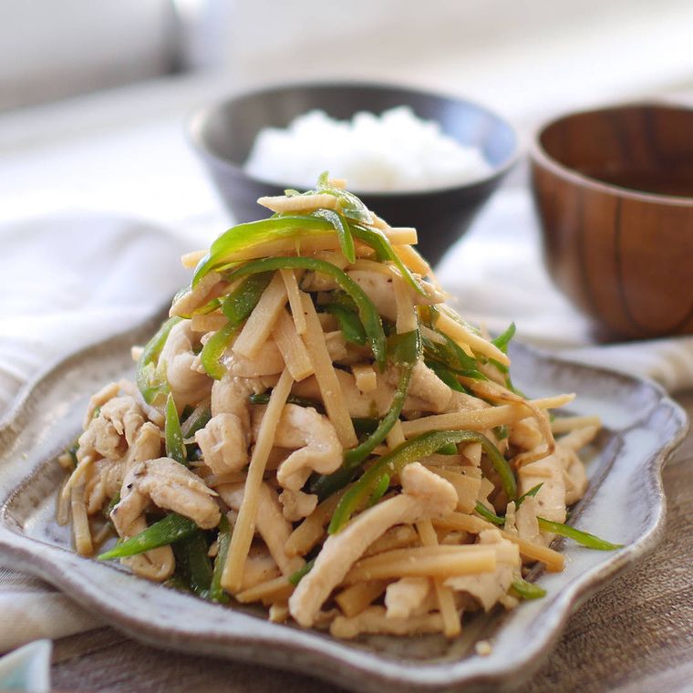 陶器に盛り付けたチンジャオチキンロースー