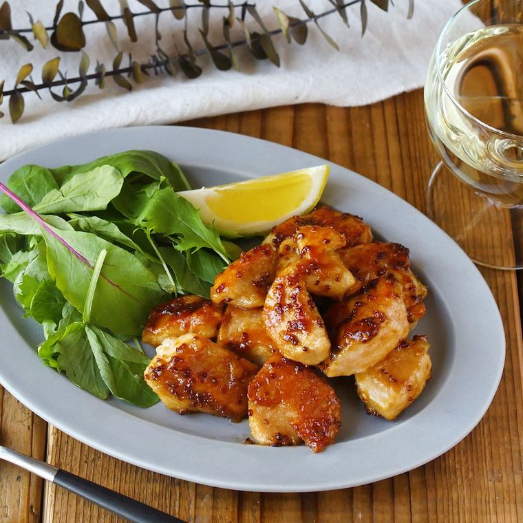 グレーの皿に盛り付けた鶏むねマスタードチキン