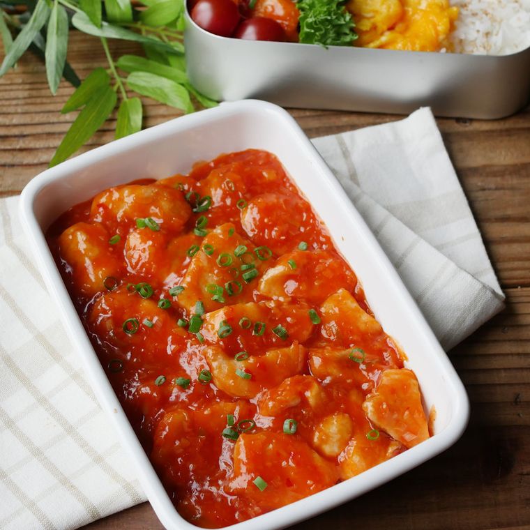 保存容器に入った鶏チリ