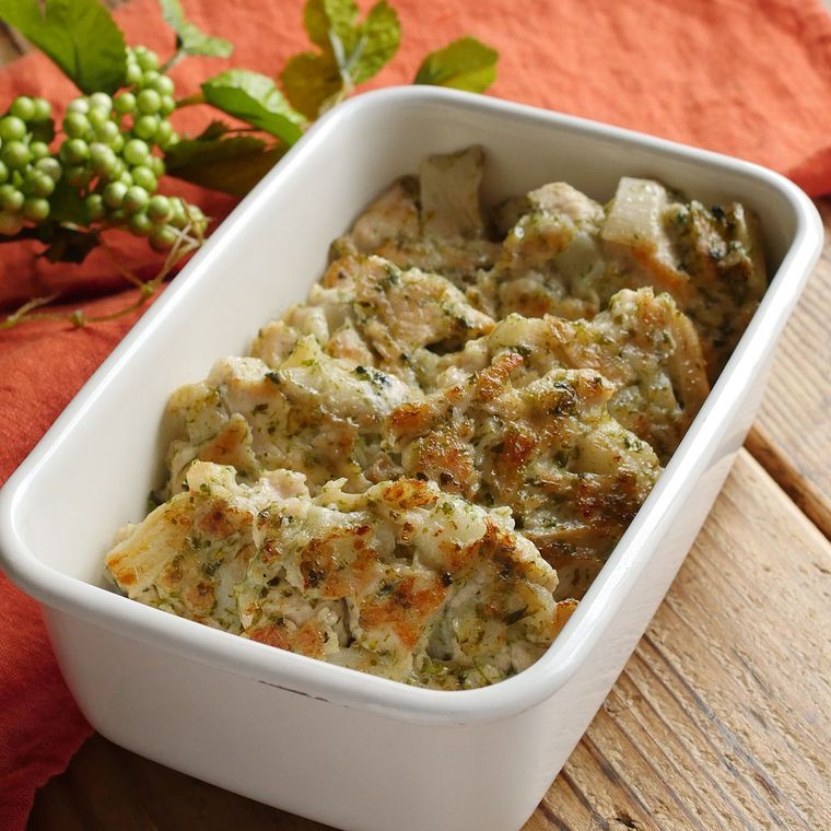 保存容器に入った鶏むね肉とれんこんののり塩つくね