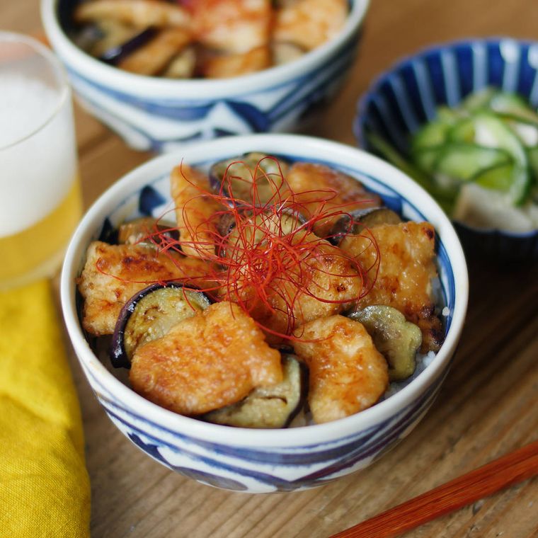 丼によそった鶏むね肉となすのみそマヨ丼
