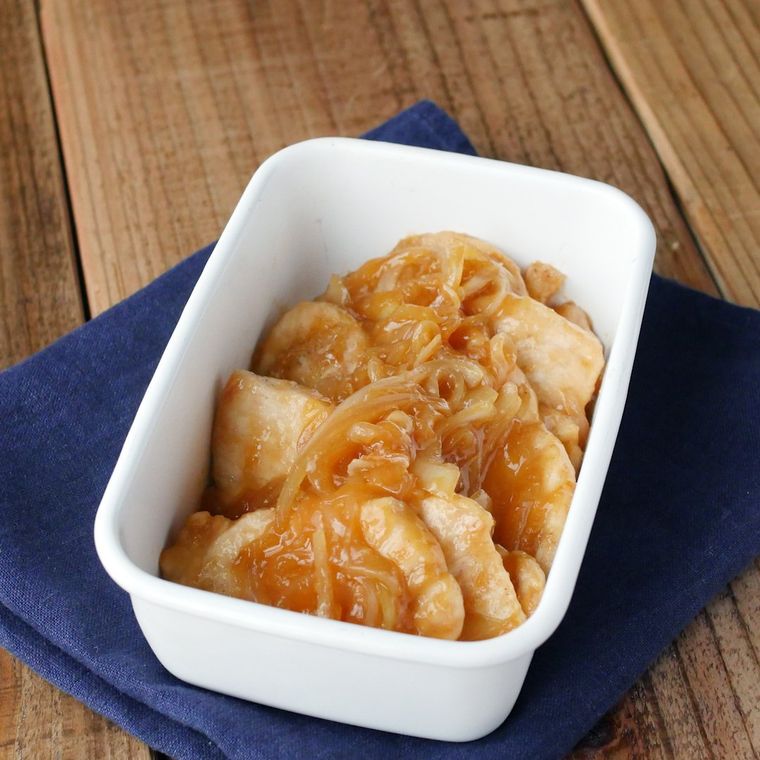 保存容器に入った鶏むね肉のマヨしょうが焼き