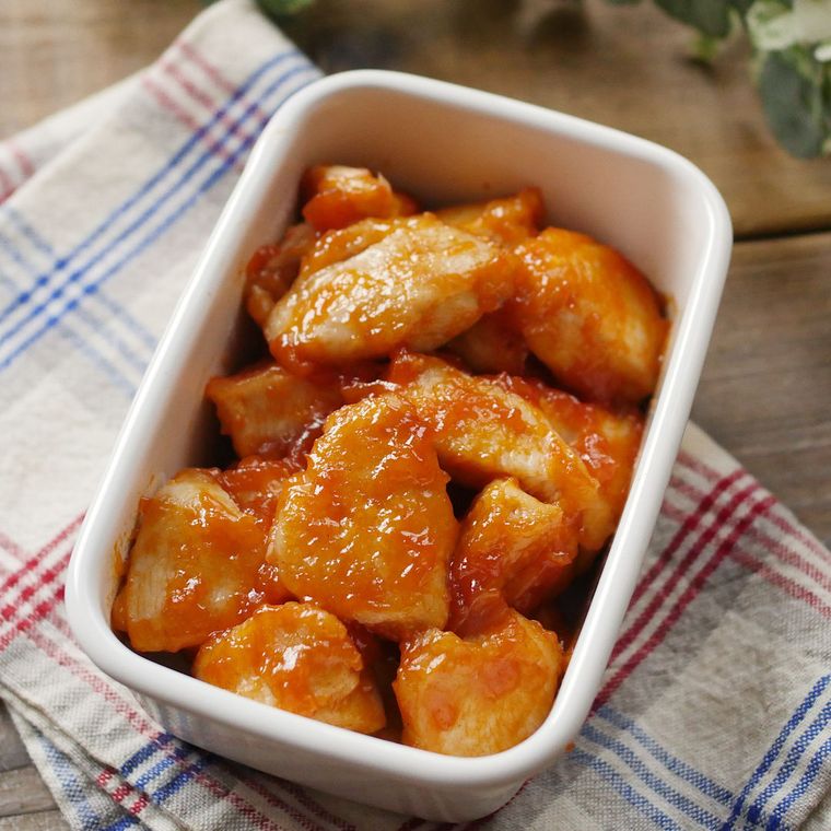 保存容器に入ったハニーケチャップチキン