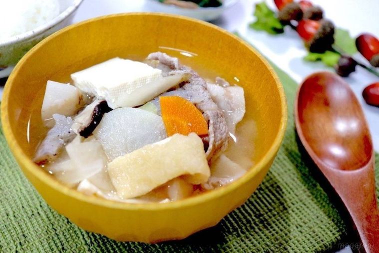 木製風の汁椀に盛り付けた豚汁