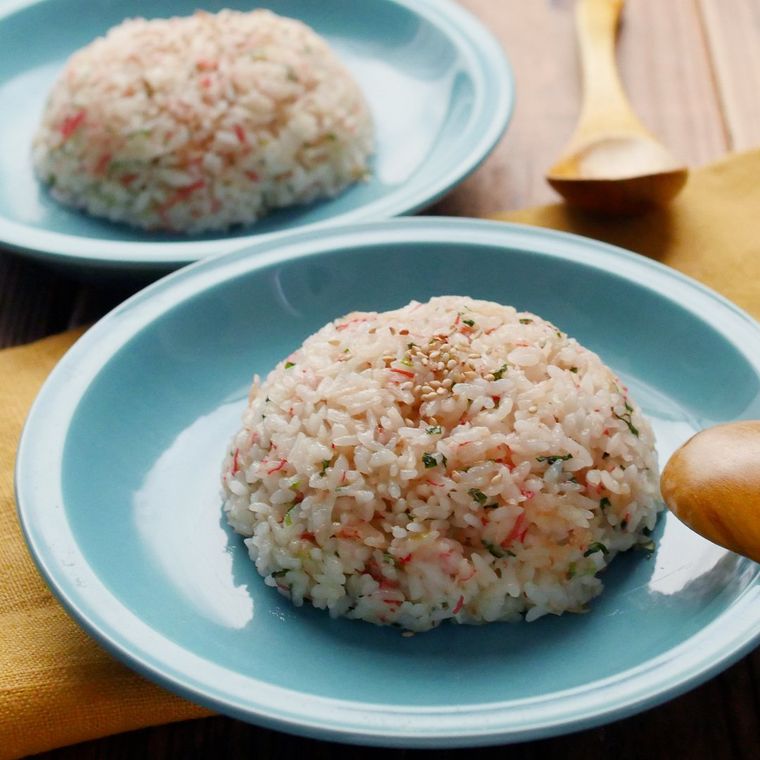 水色の皿に盛られたカニ風味かまぼこのチャーハン