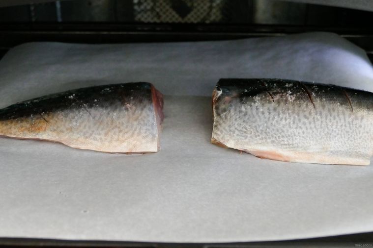 さばをオーブンで焼く様子