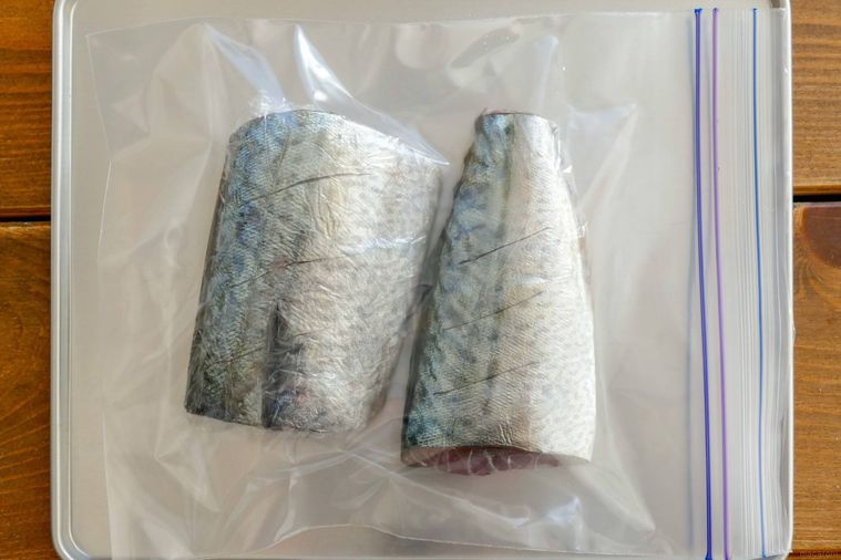 さばの切り身をラップで包んでフリーザーバッグに入れた様子