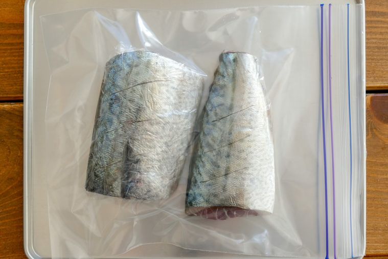 サバの切り身をラップで包んでフリーザーバッグに入れた様子