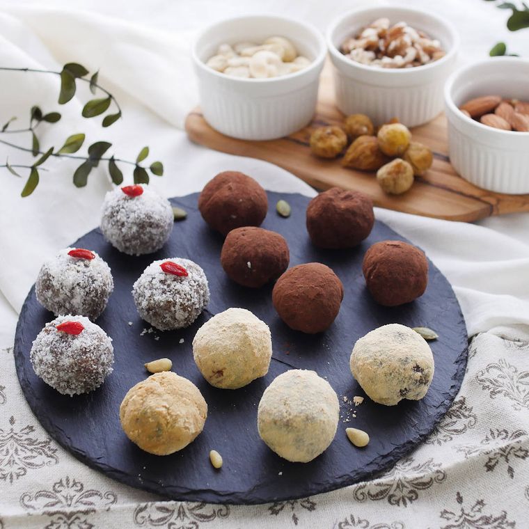 黒い丸のスレートに盛り付けられた3種のナッツボール