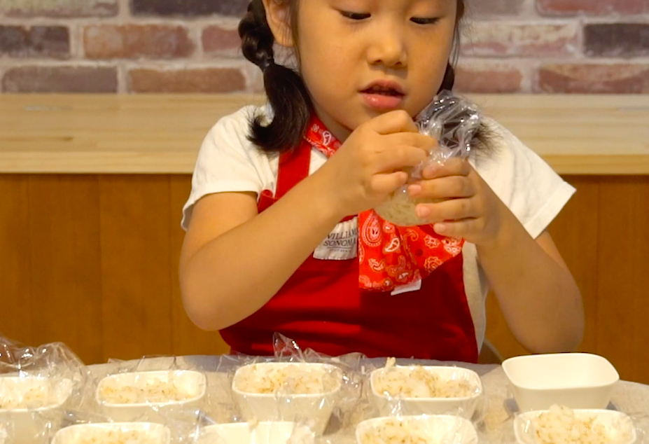 笑顔でパクパク!子どもが作る華やかいなり寿司【ひとりでできたよ vol.15】の画像