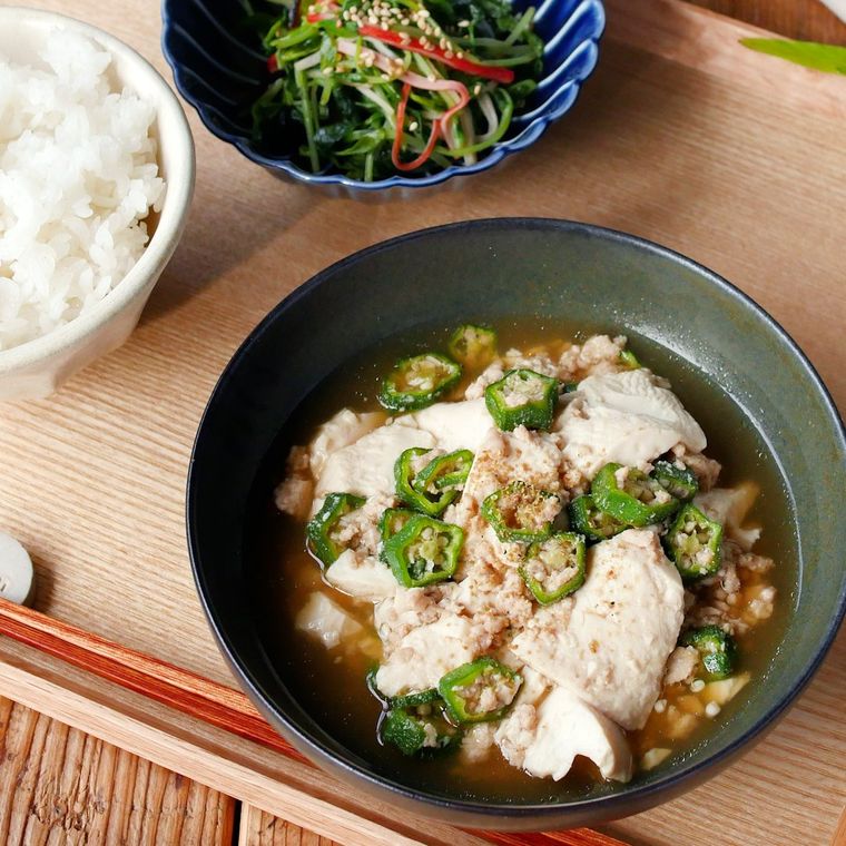和風麻婆豆腐が黒い皿に盛り付けられているところ