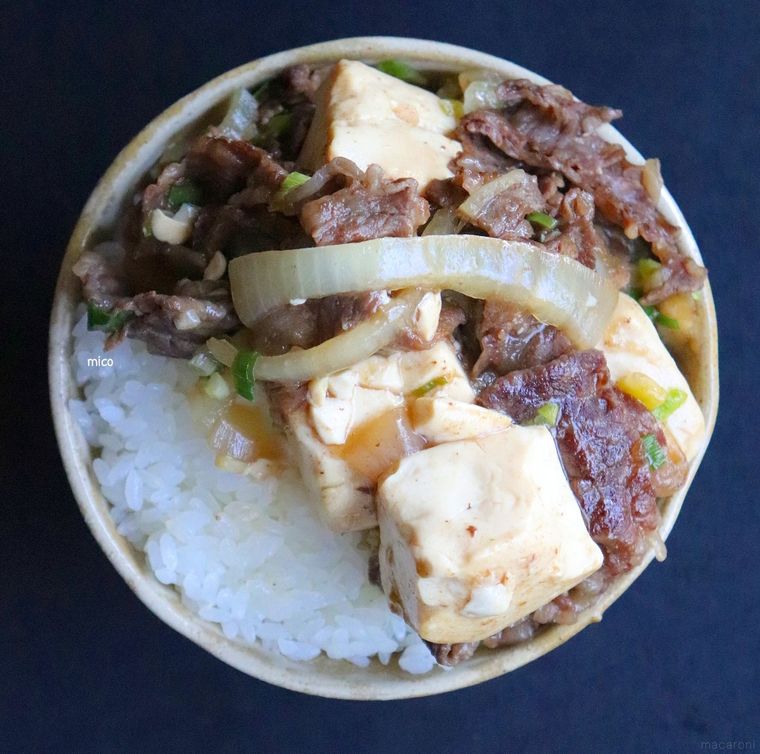 上から撮影した器に盛られた肉豆腐丼