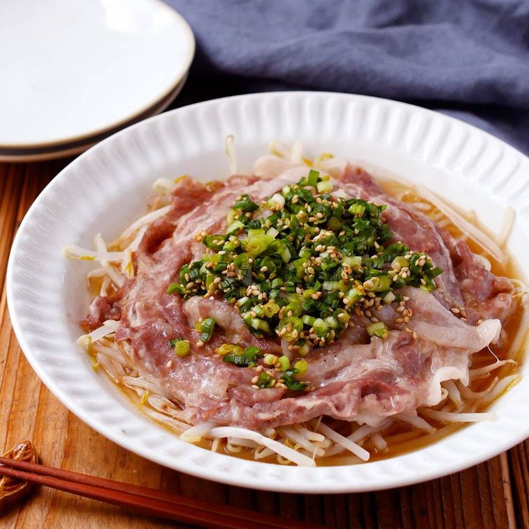 豚肉ともやしのレンジ蒸しが白い皿に盛り付けられているところ