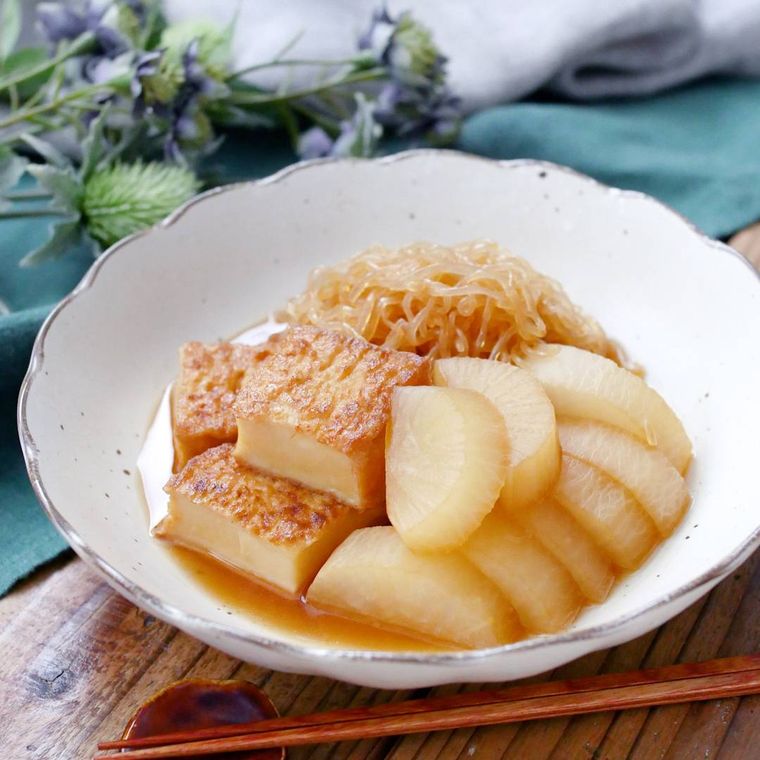 白い皿に盛られた大根としらたきの煮物