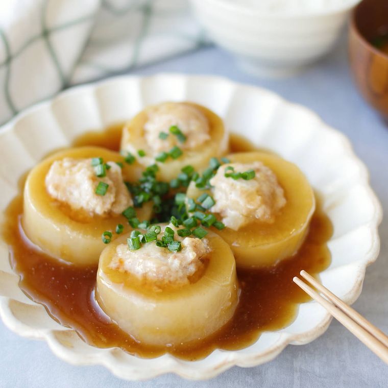 白い皿に盛られた肉詰めふろふき大根