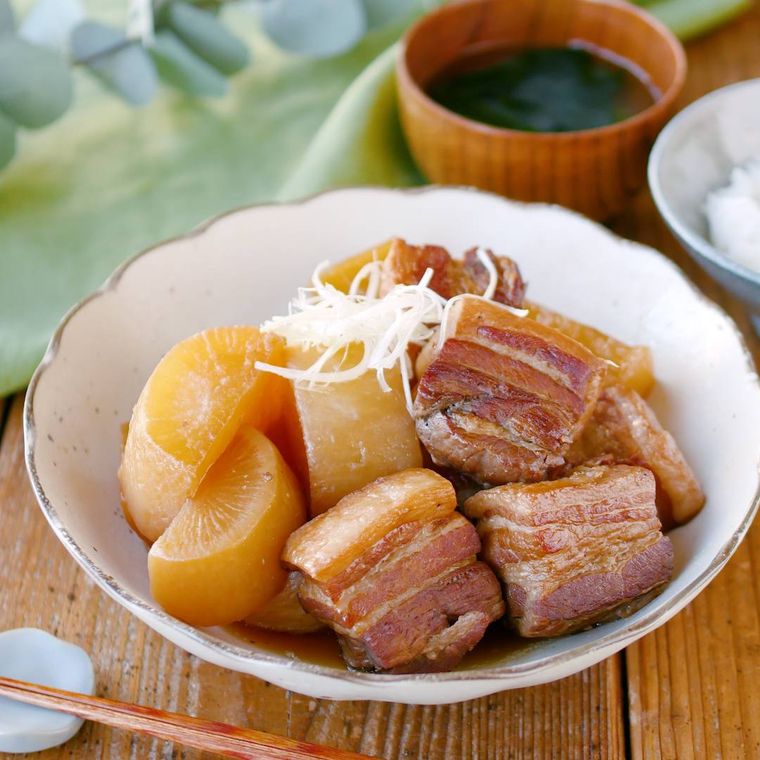 白い皿に盛られた豚バラ角煮大根