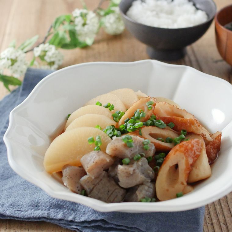 白い皿に盛られた大根とちくわのオイスター煮