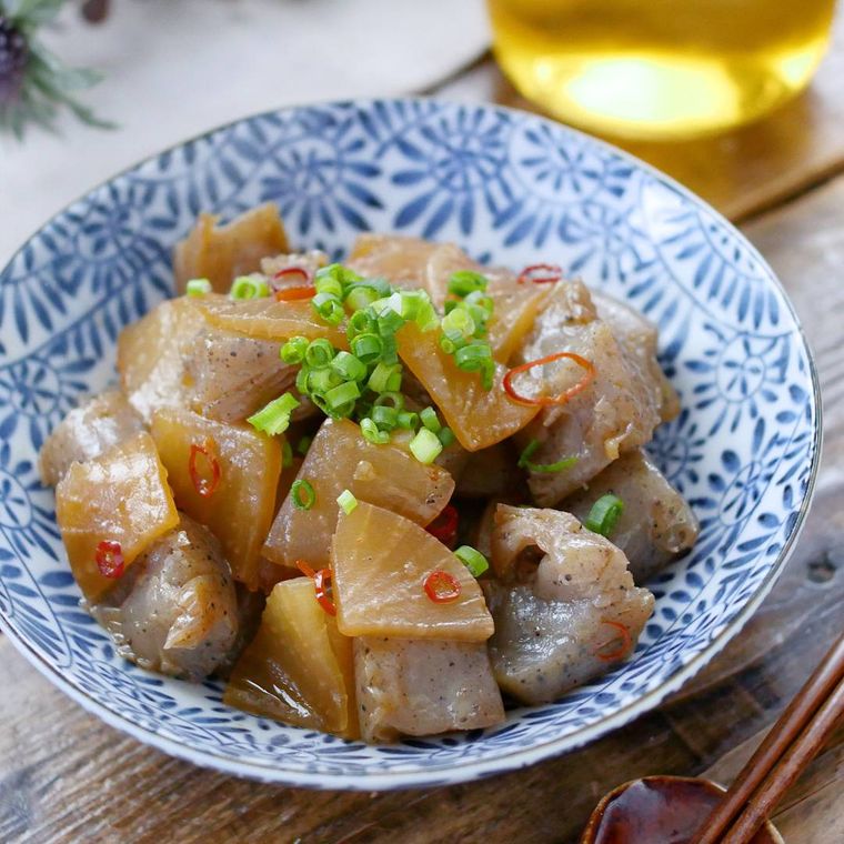 青と白の皿に盛られた大根とこんにゃくの煮物