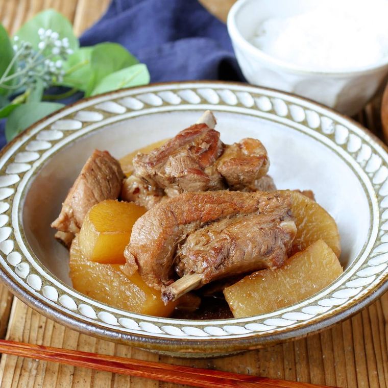 白と灰色の皿に盛られたスペアリブと大根の甘辛煮
