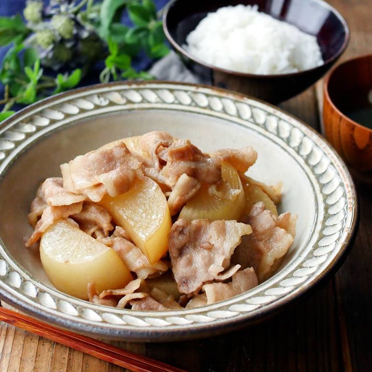白とグレーの皿に盛られた豚バラ肉と大根の煮物