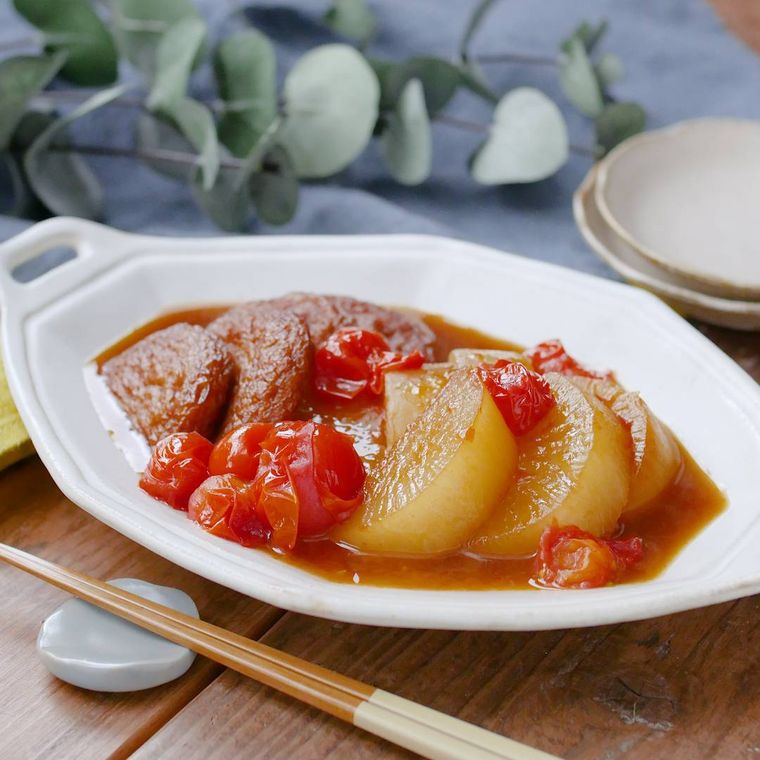 白い皿に盛られた大根とさつま揚げのトマト煮