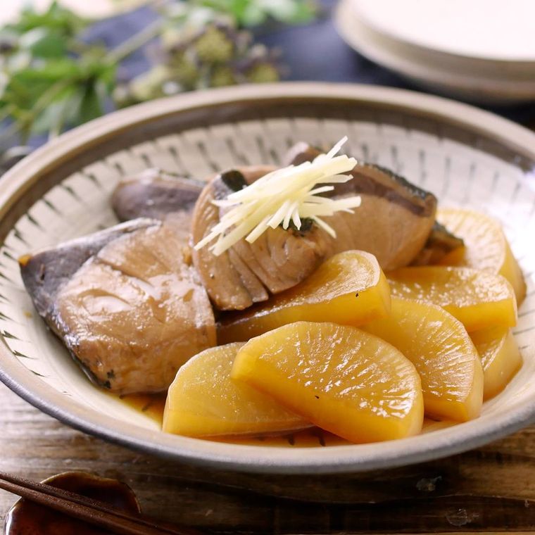 茶色い皿に盛られたぶり大根