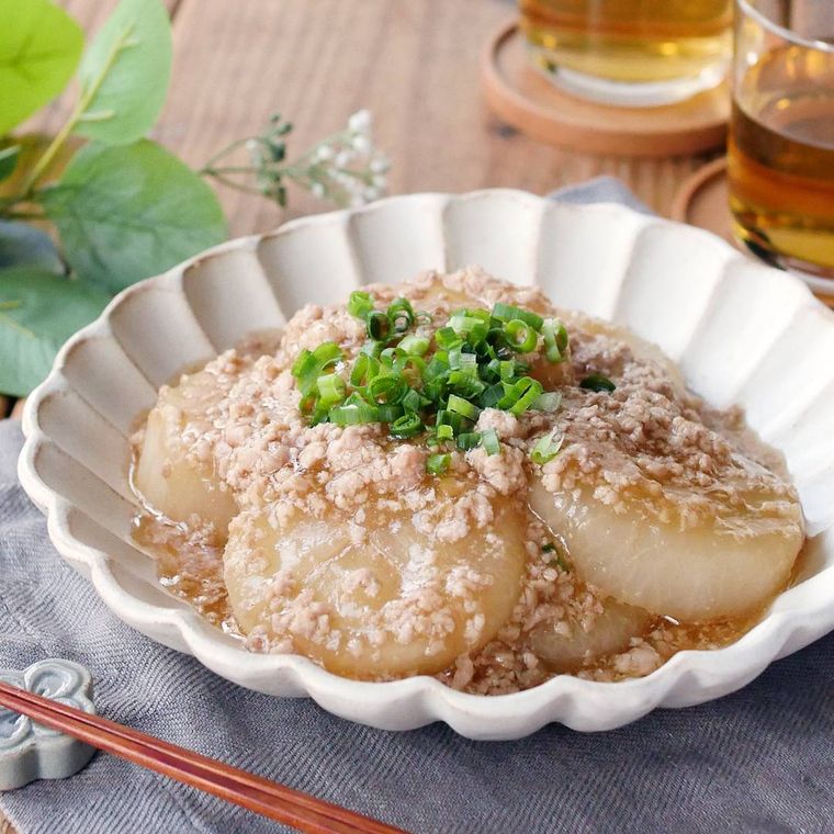 白い皿に盛られた大根とひき肉のそぼろ煮