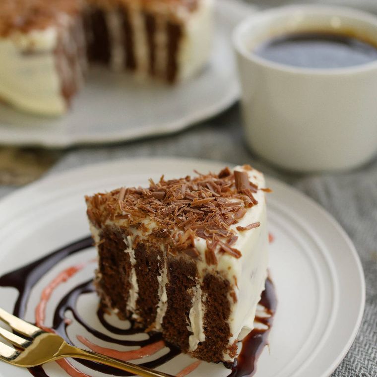 白い皿にカットして盛られた、渦巻きチョコレートケーキ