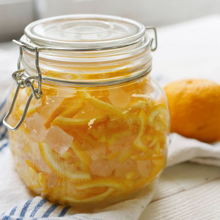 蓋付きのガラス瓶に入ったゆずの果肉、皮と氷砂糖