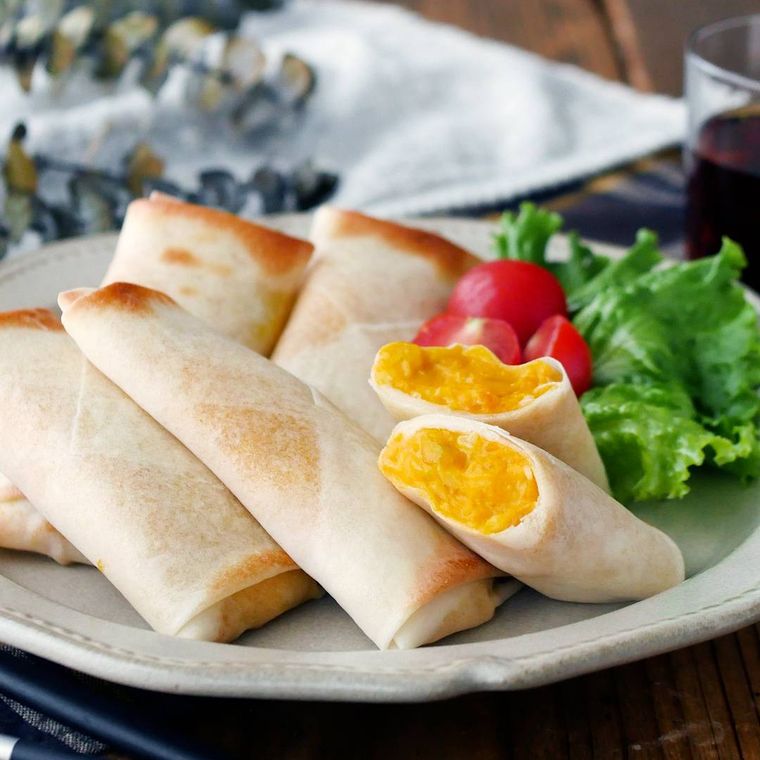 白いレースプレート皿に盛りつけられたかぼちゃのクリーム春巻き