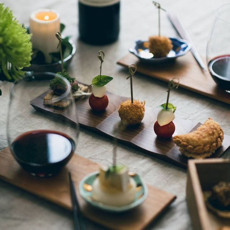 木製プレートに盛りつけられている5種類のクリスマスオードブル