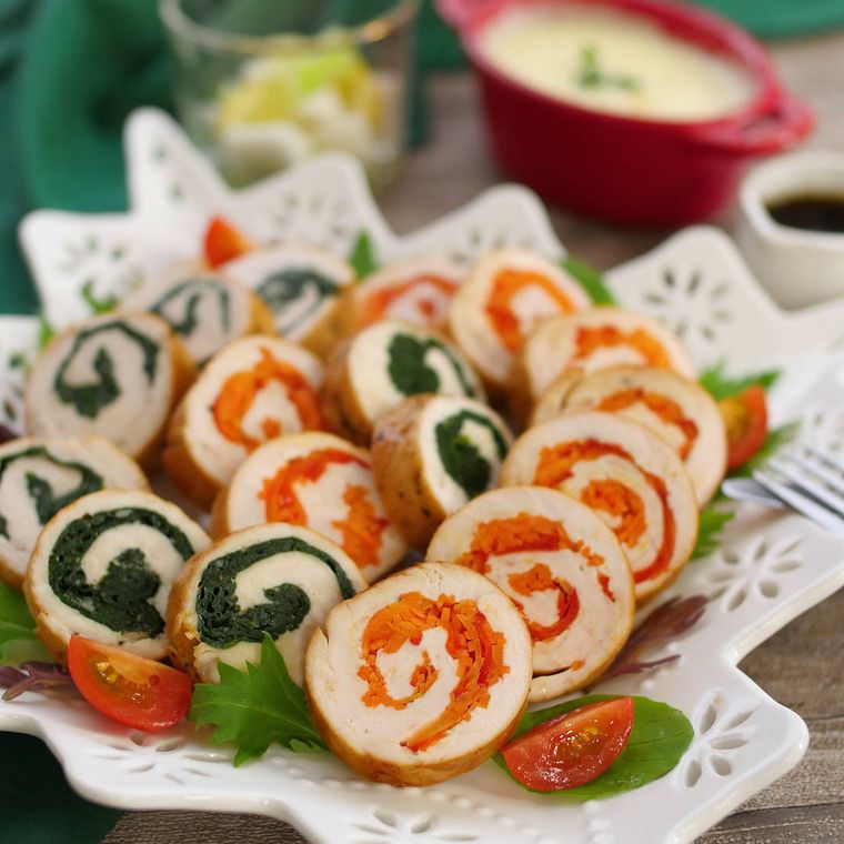 レース模様の皿に盛りつけられた2色のクリスマスロールチキン