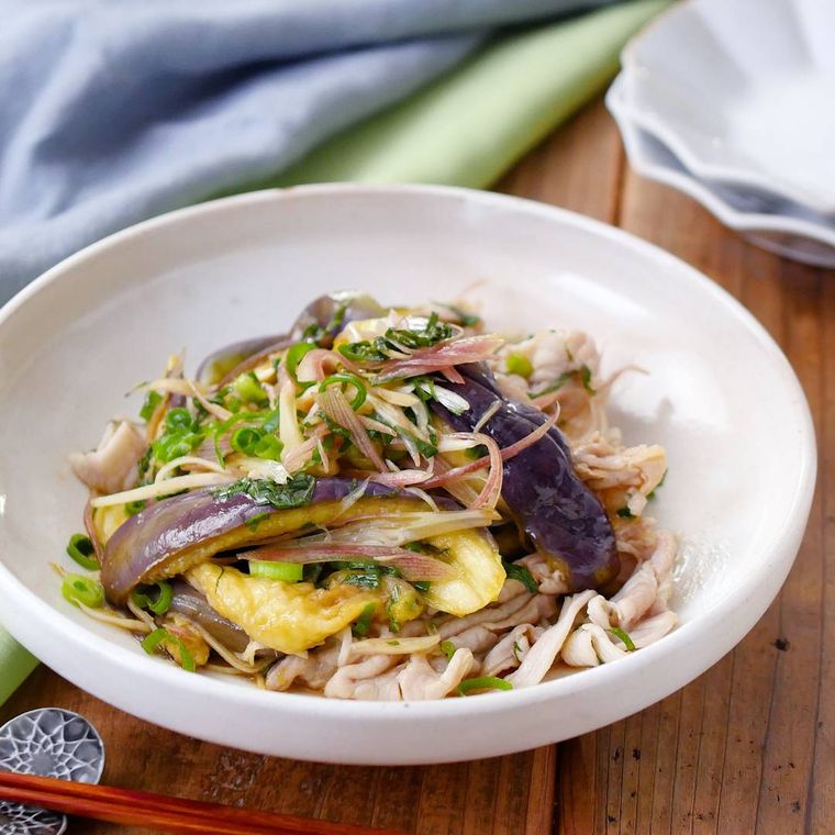 白い丸皿に盛り付けたとろとろなすと豚しゃぶの香味和え