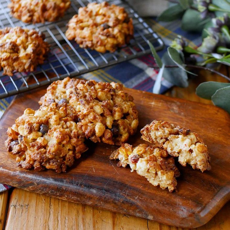 カッティングボードに盛り付けられたグラノーラクッキー