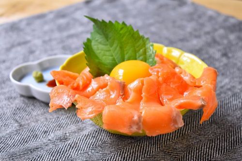 業務スーパーの冷凍刺身 サーモントラウト で作る贅沢ごはん Macaroni