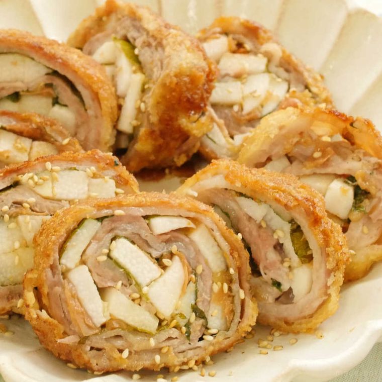 断面が見えるように切り分けた豚肉のミルフィーユロールカツを盛り付けたお皿