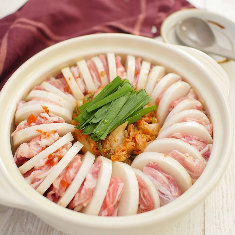 中央にキムチとニラをのせた、豚肉と大根のミルフィーユ鍋
