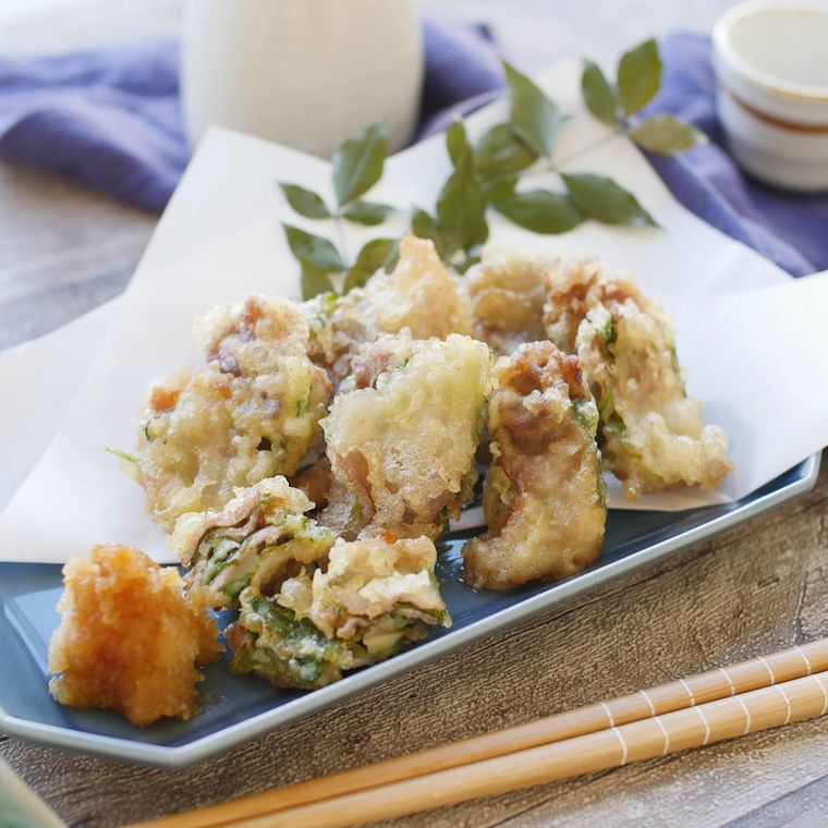 豚肉のミルフィーユ天ぷらを大根おろしと盛り付けたお皿