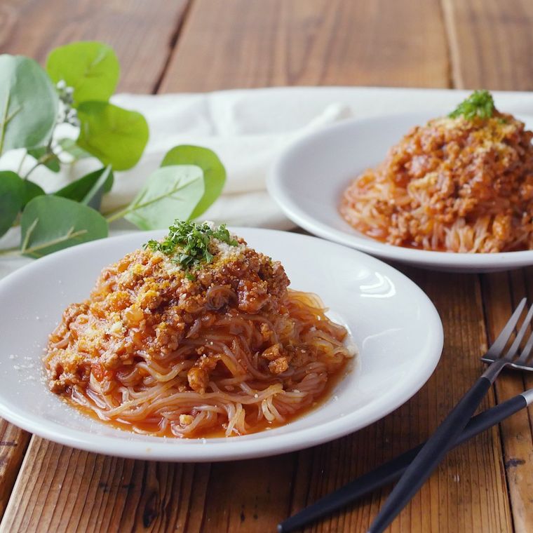 ミートソースしらたきが盛られた白いお皿が2つ置かれている