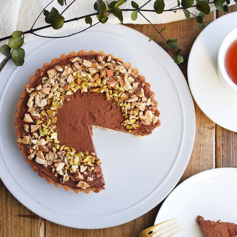 白い丸皿に濃厚チョコバナナムースタルトが盛られている