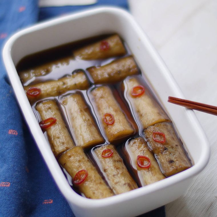 白い保存容器にごぼうの漬物が入っている