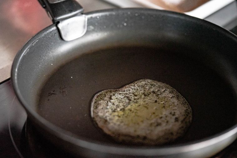 熱したフライパンに入れたバターが溶けて、泡が出てきたところ