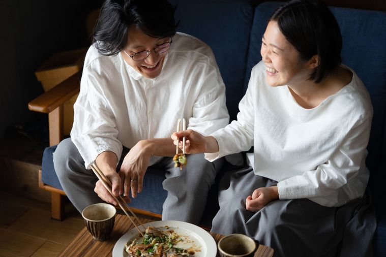 2人でお好み焼きを食べているところ