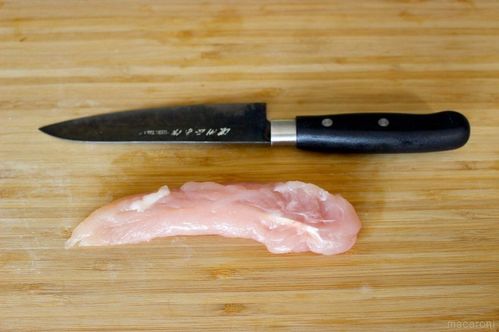 まな板に置いた包丁とささみ